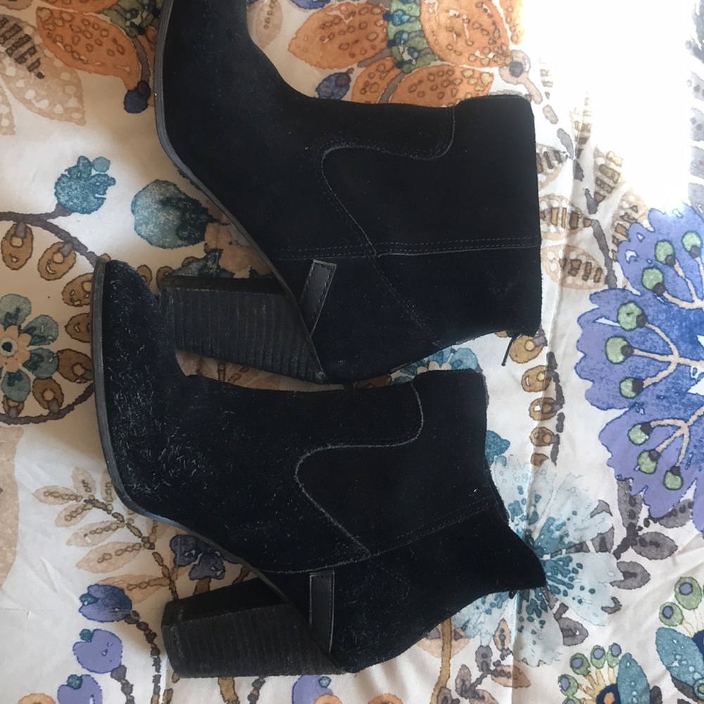 Cute suede booties gently worn